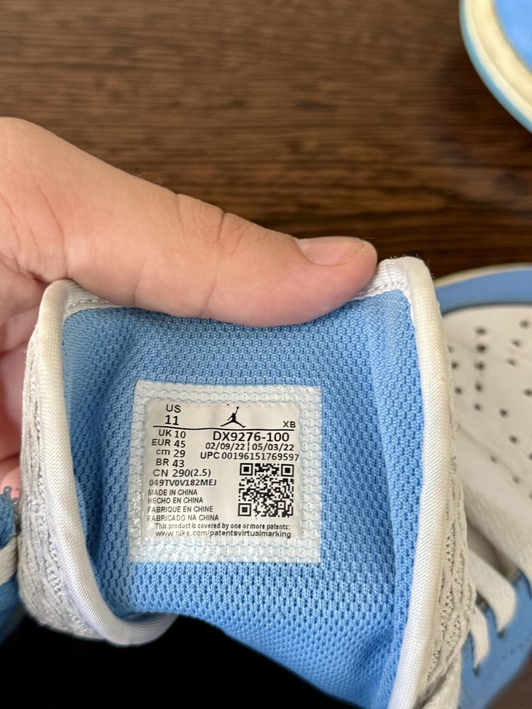 Jordan 1 mid University Blue