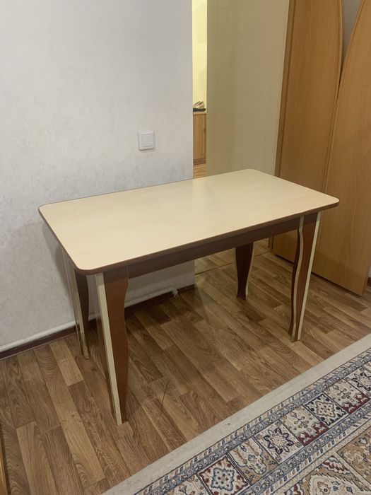 Кухонный стол длина 110 ширина 60.