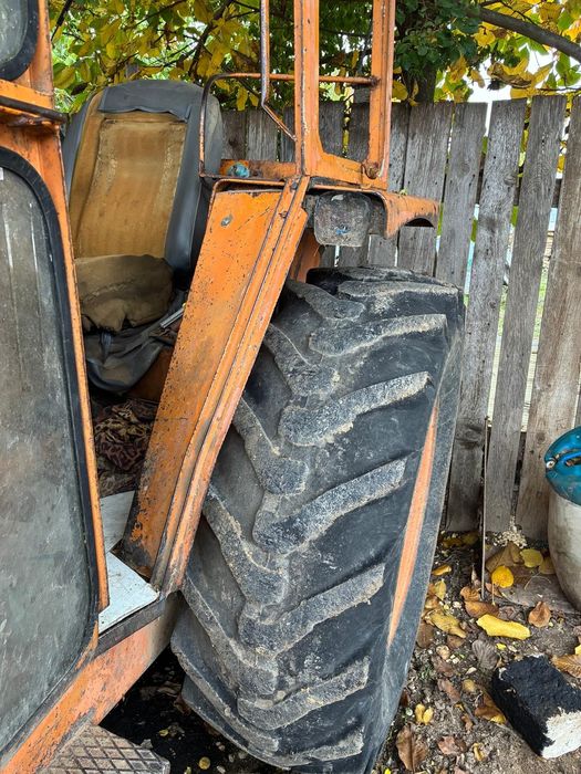 Tractor Renault cu încărcător