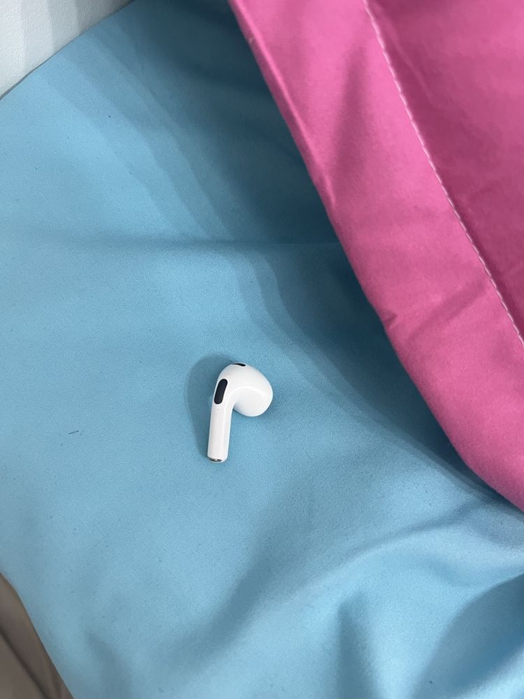 правое ухо airpods 3