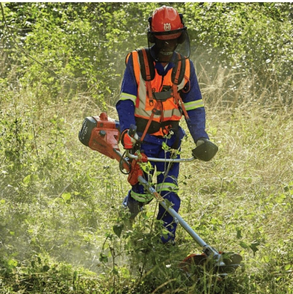 Ofer servicii de tuns/cosit iarba