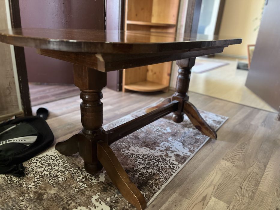 Дървена холна маса