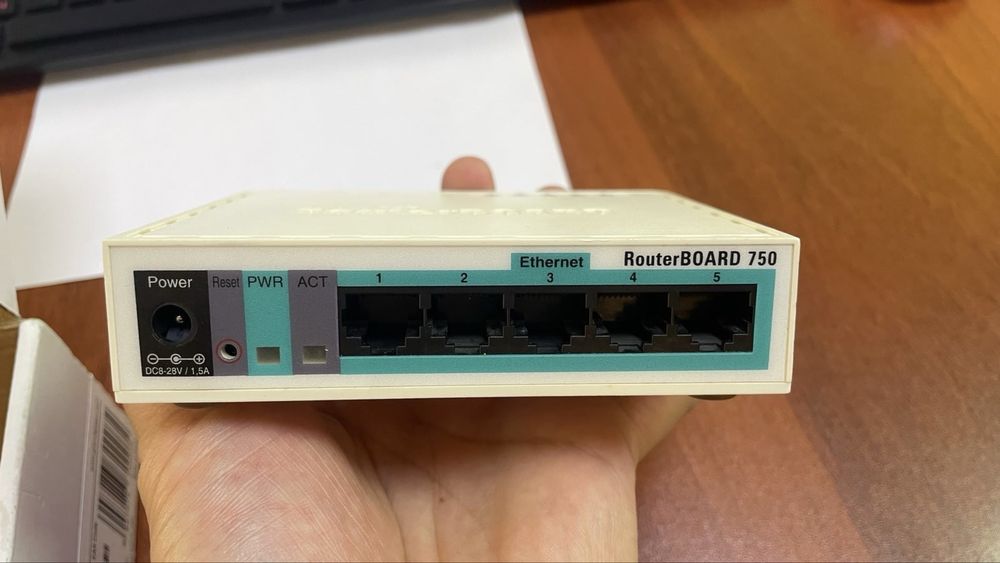 Продам роутер MikroTik Rb750