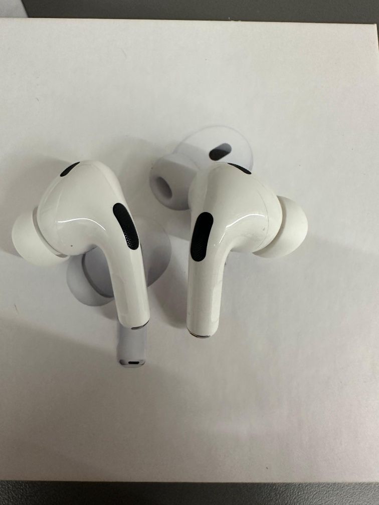 Продаётся лучшая версия Airpods pro 2 generation + подарок чехол