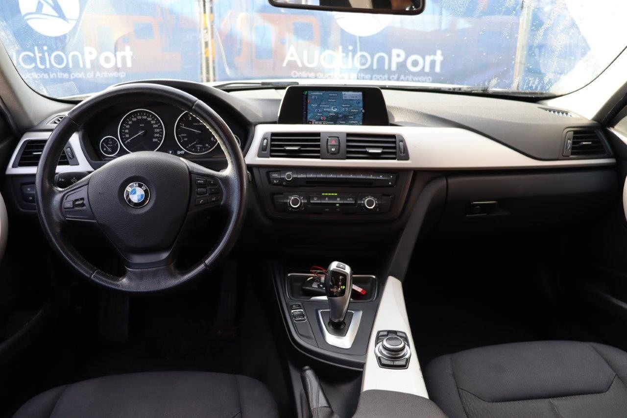 BMW 318d diesel 2014 TVA deductibil inclus in preț