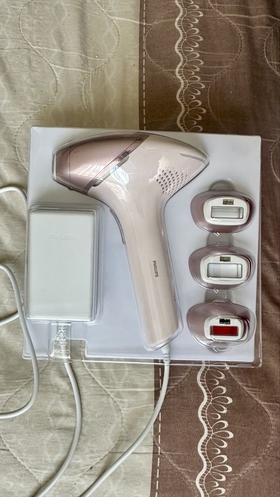 Фотоепилатор Philips Lumea 9000