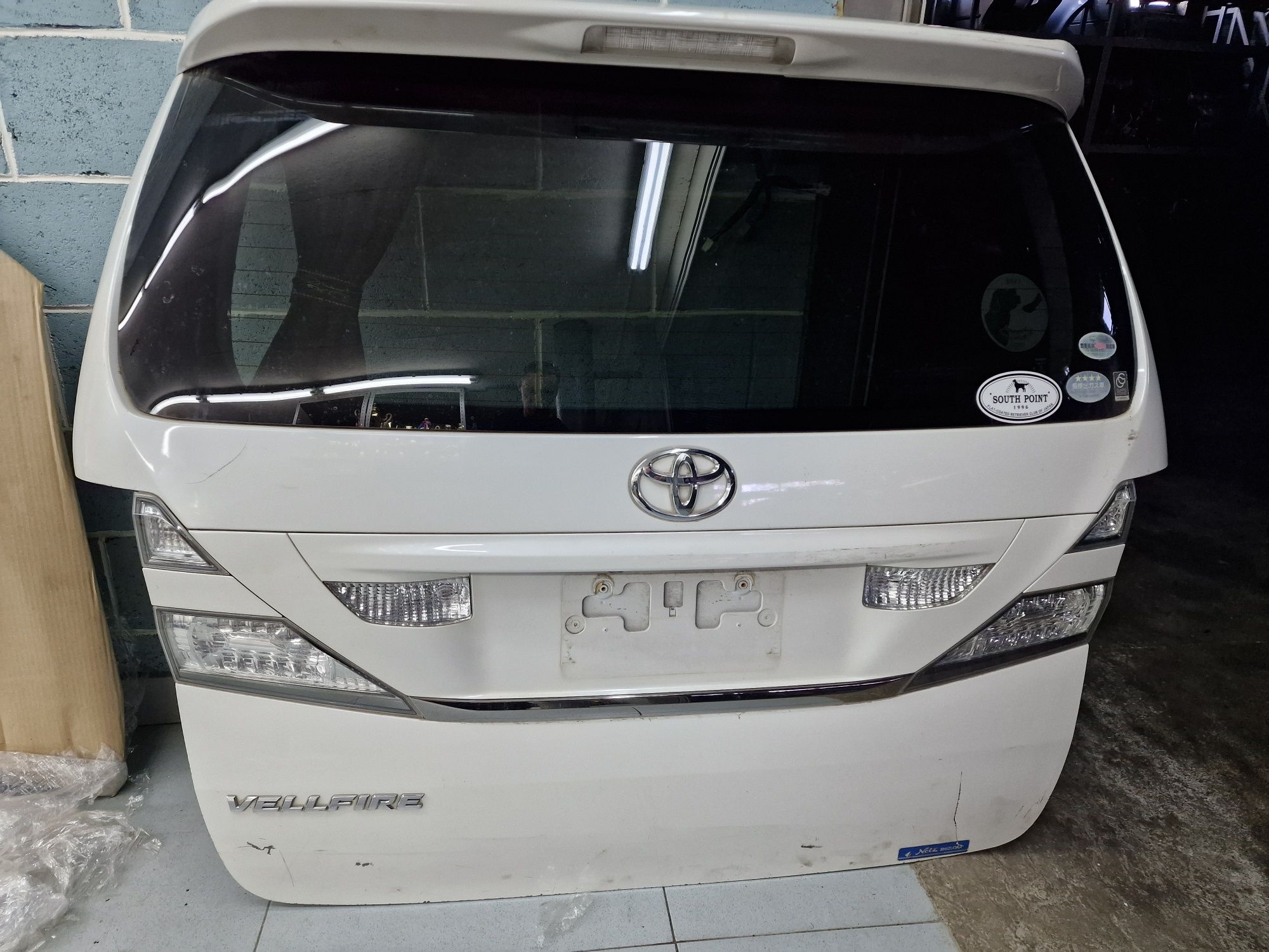 Крышка багажника б/у Vellfire Alphard