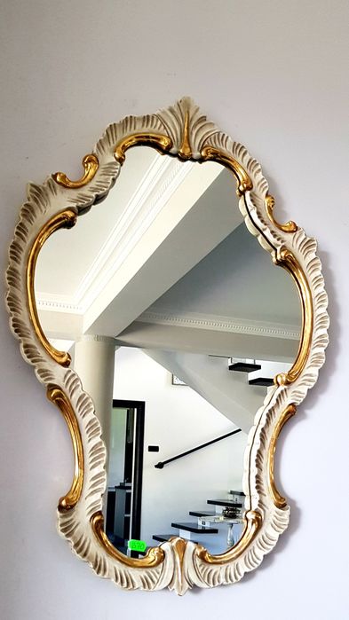 Oglindă veche cu ramă din lemn masiv