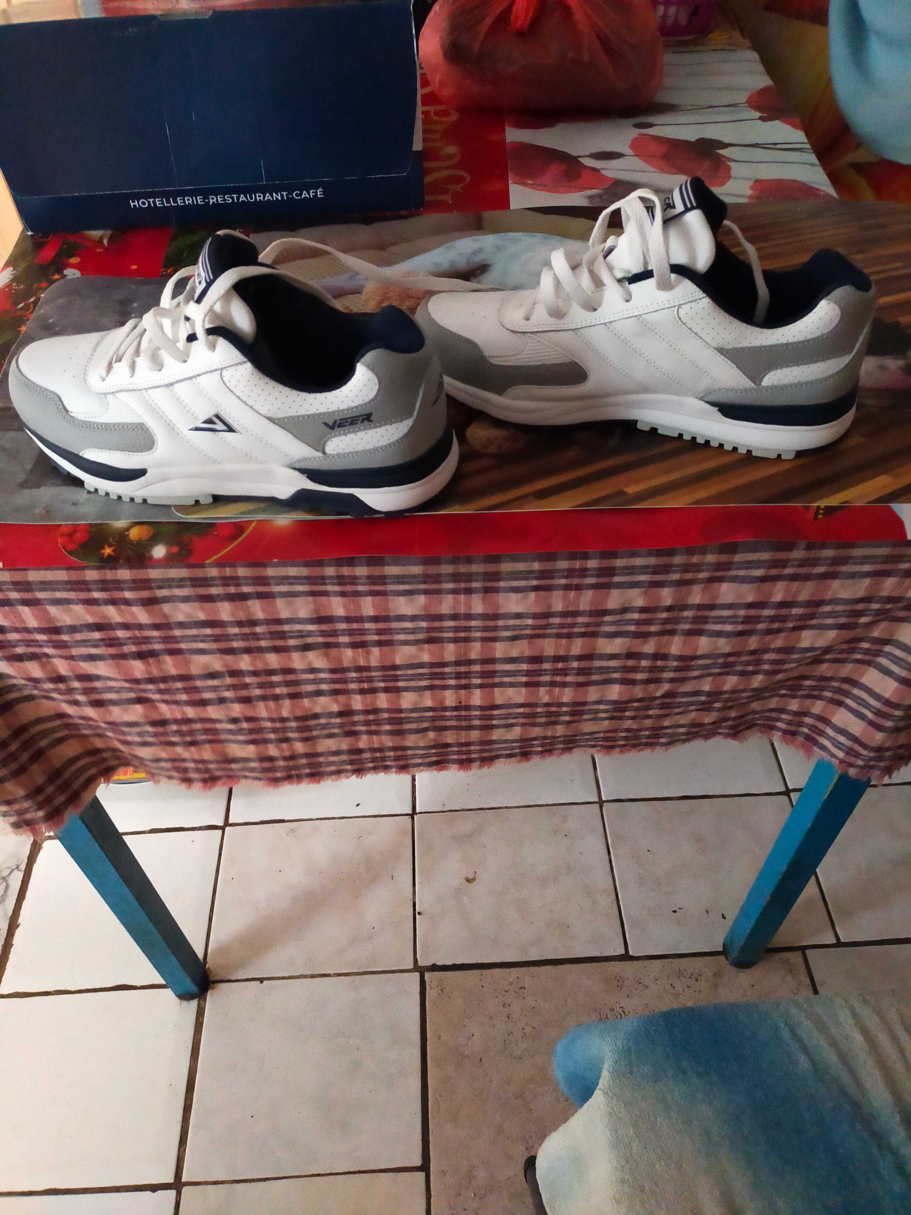 Adidasi ” NOI nr. 42/43 cei maro diferite modele calitate.