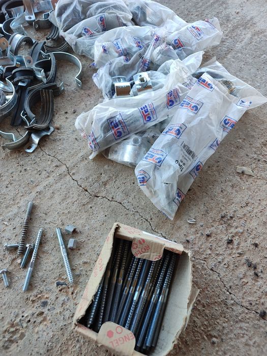 Vând coliere metalice