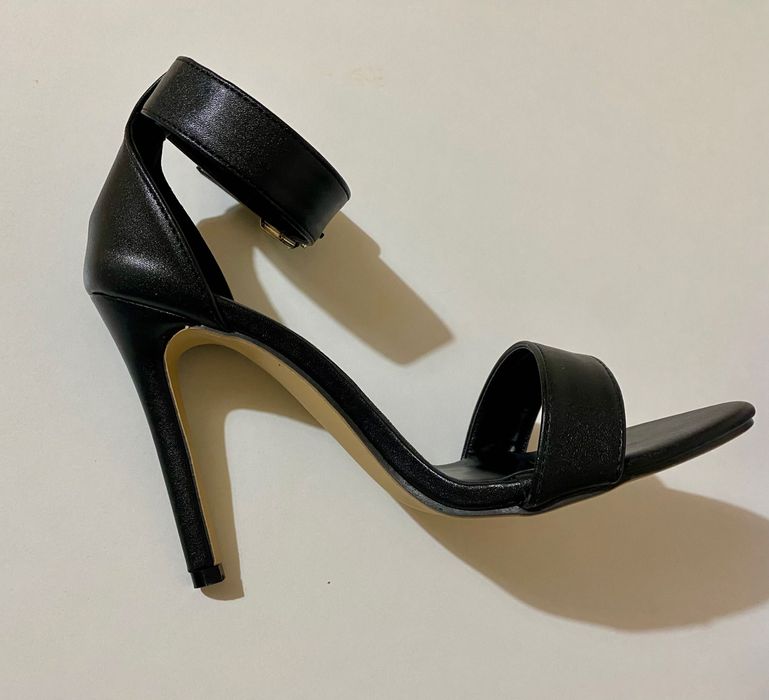 Sandale noi foarte dragute