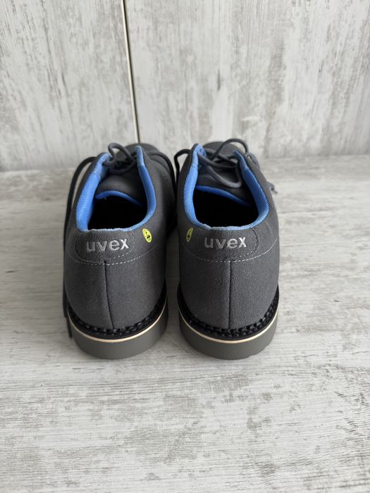 Vand pantofi de lucru