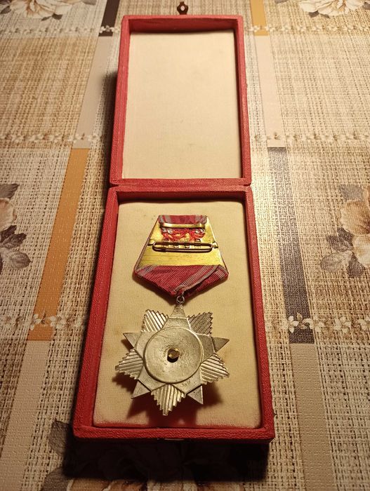 Орден с кутия За народна свобода -втора степен