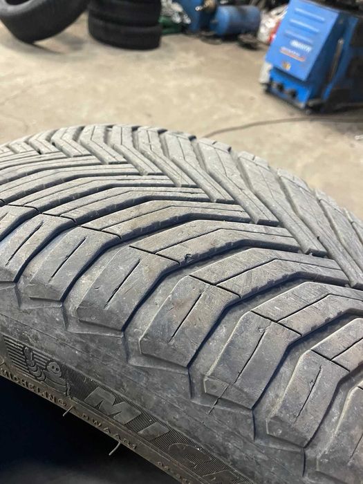 Продавам MIchelin crossclimate 2 всесезонни гуми 235/45/18 Dot 2023 5m