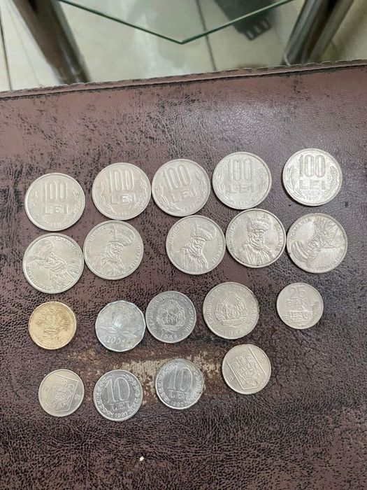 Vând monede 100lei! Pret: 3000lei.