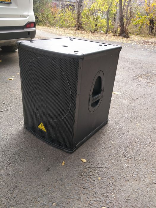 Сабвуфер Behringer