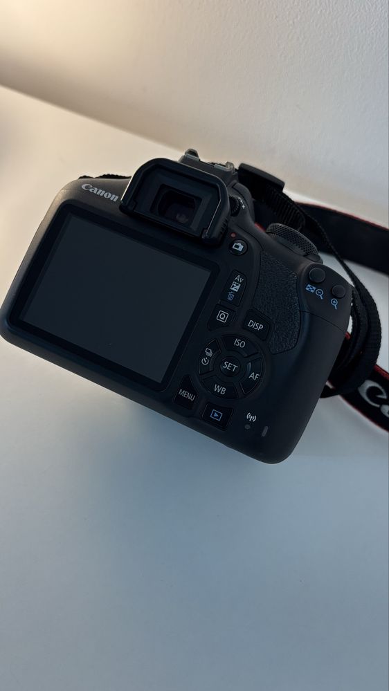 Aparat foto DSLR canon EOS 2000D, 24.1 Mp + obiectiv EF-S 18-55mm