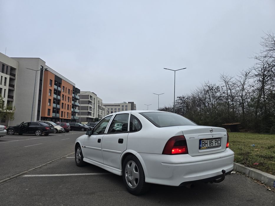 Opel Vectra benzină 1.6 16 v euro 4 Climă distribuție revizii la zi !