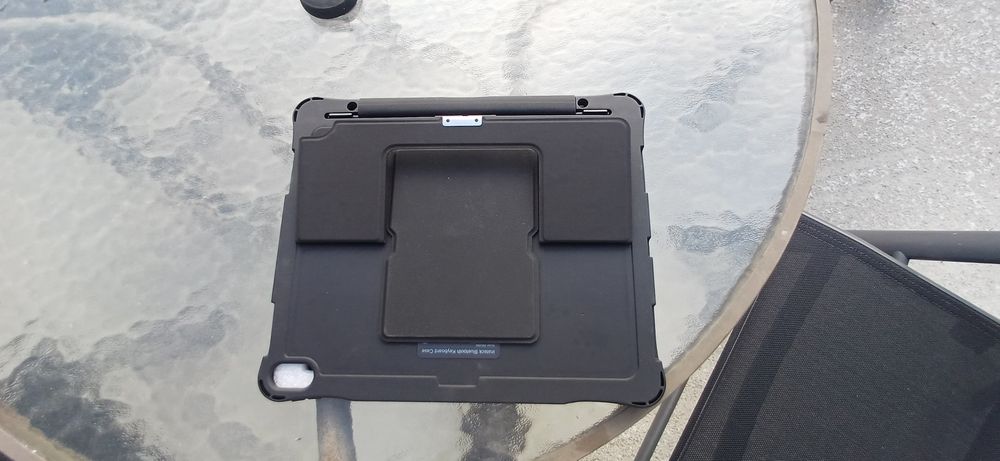 De vanzare husa plus tastatura Bluetooth Ipad