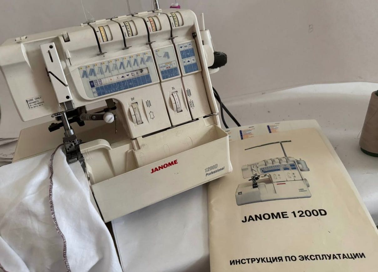 Коверлок Model Janome 1200 D. В хорошем состоянии.
