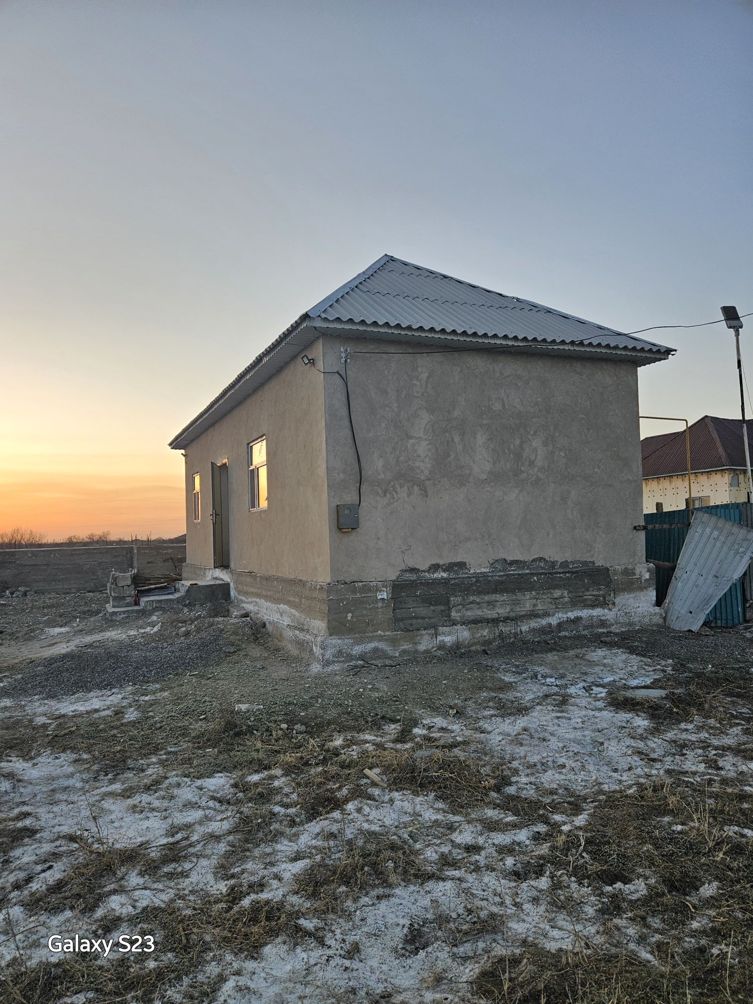 Гигант Алмабақта З. Басанова көшесінде орналасқан времянка сатылады.