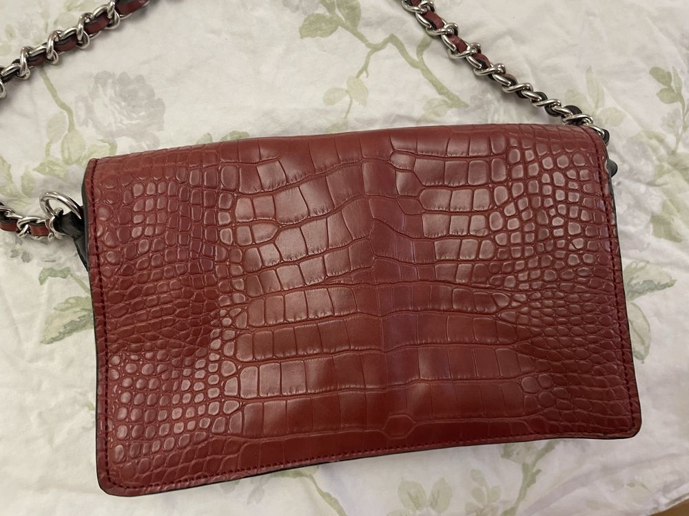 Чанта Guess змийска кожа бордо