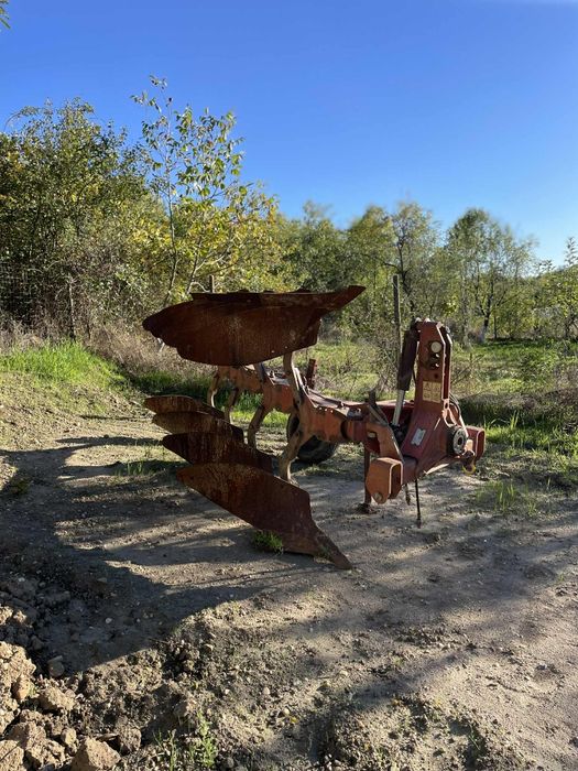 Vând.                                                 Plug reversibill