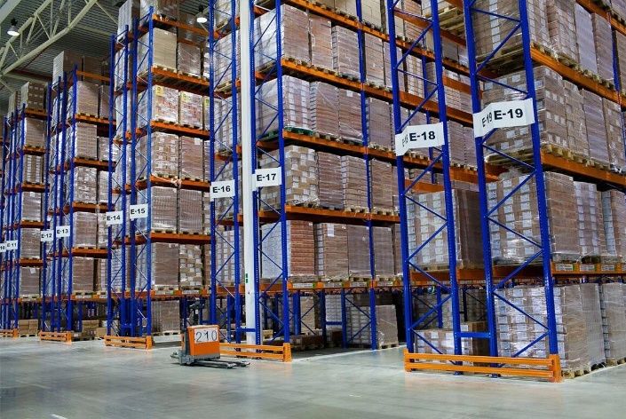 Rafturi de depozitare a mărfii avem orice model avem de greutate