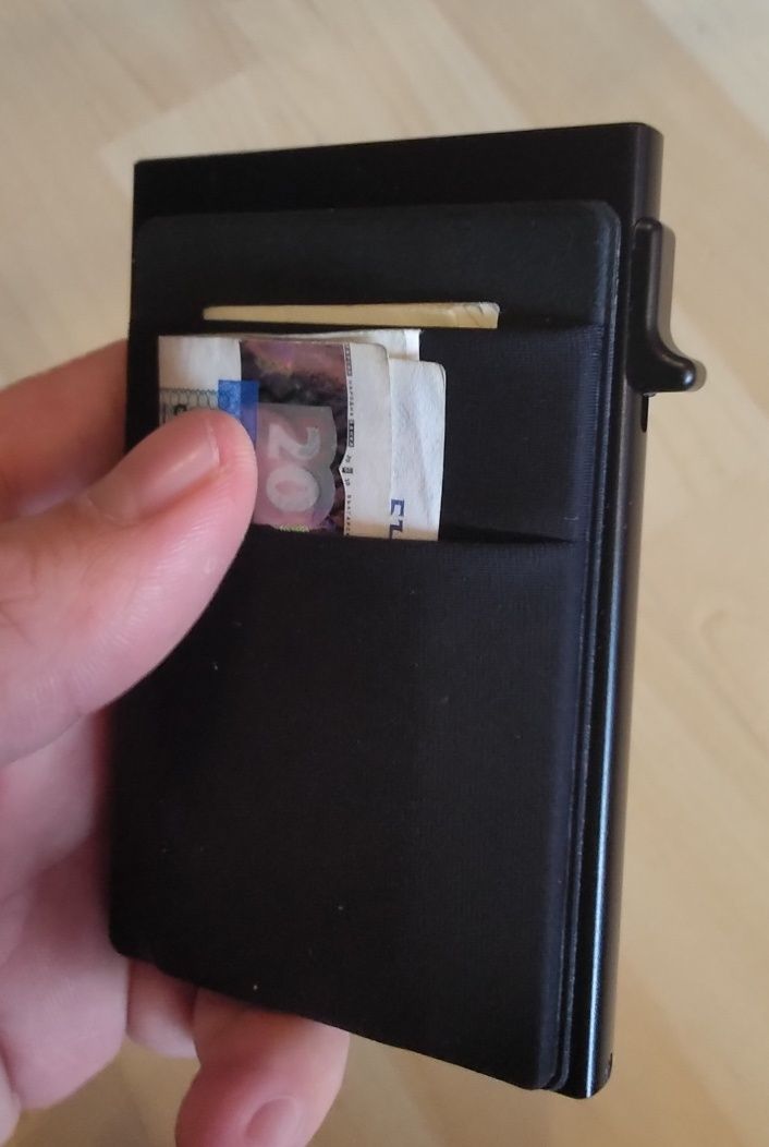 Cardholder Кртодържател. Метален Портфейл за карти, със защита от ска