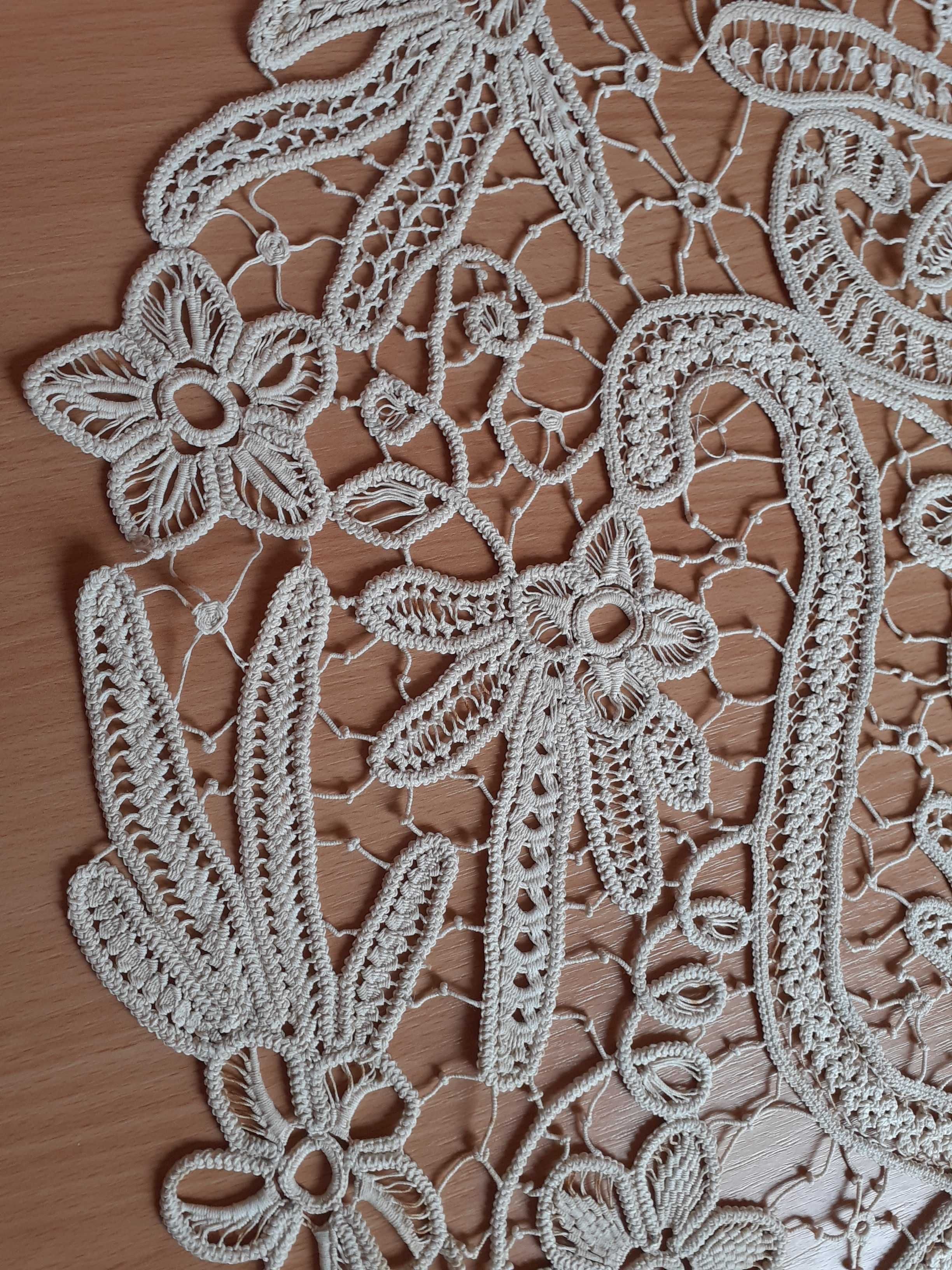 Fata de masa din macrame