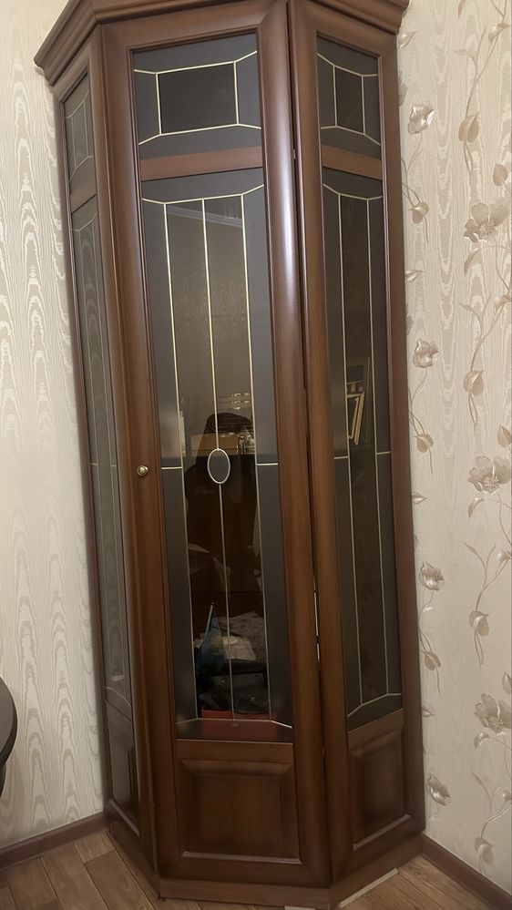 Угловой шкаф для посуды