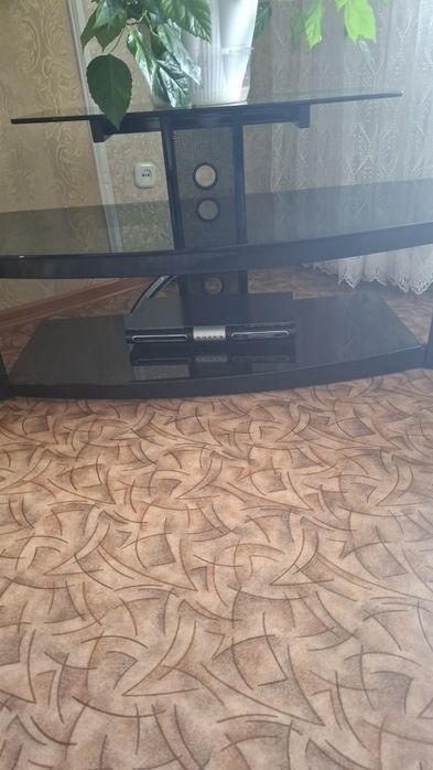 Продаю стеклянный подставка под телевизор