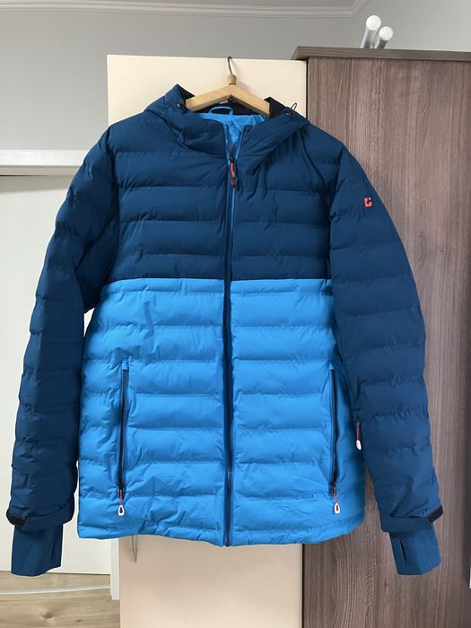 Мъжко синьо яке.