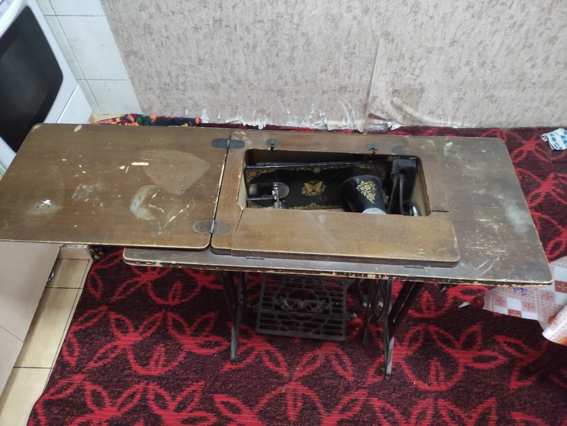 Antique sewing machine. В хорошем состоянии.