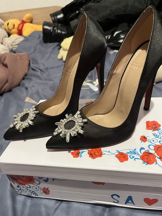 Елегантни черни обувки на висок ток