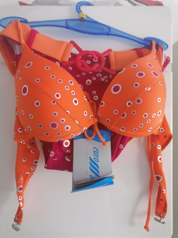 Costume de baie noi cu eticheta
