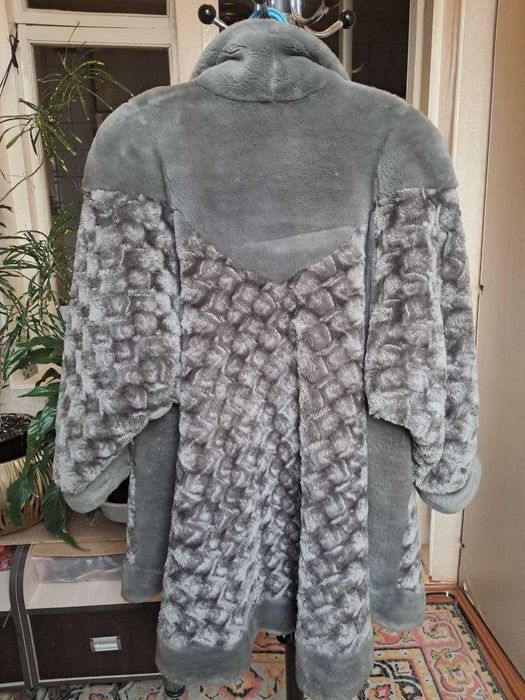 Шуба искусственный мех, приятный на ощупь ворс, состояние - хорошее.