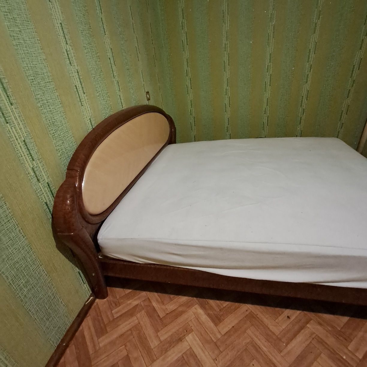 Продам кровать с дорогим матрасом