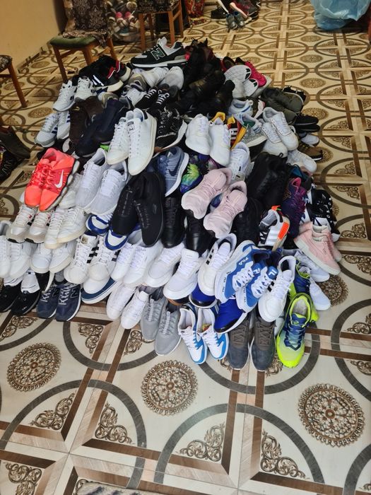 Vând adidași de firma