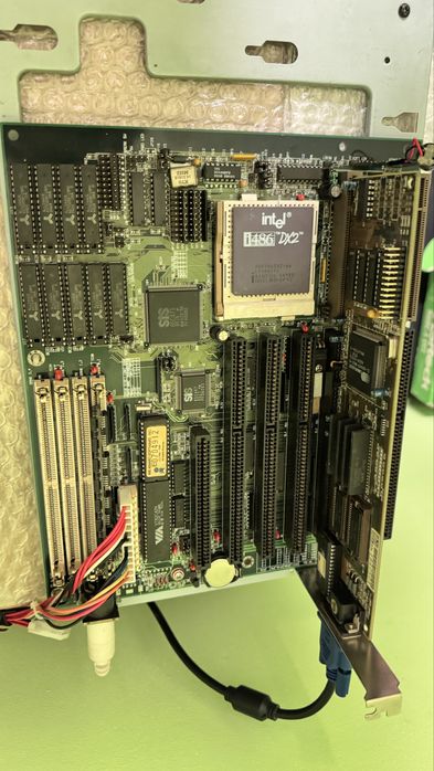 Placa de baza cu procesor 486 DX2, placa video 2 MB si controller
