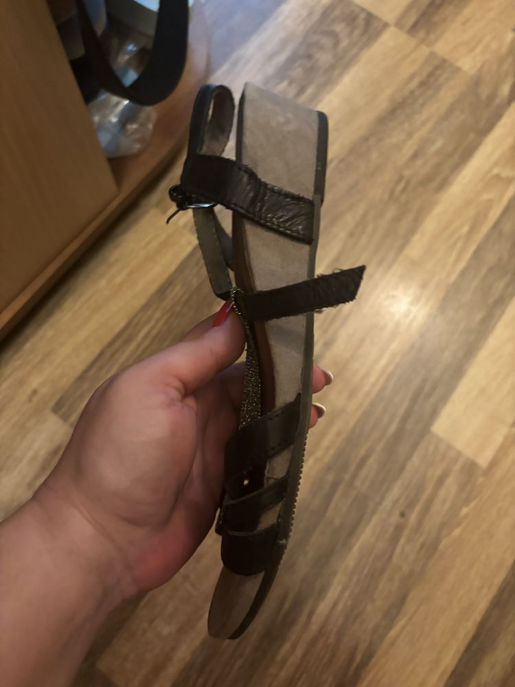 Продавам дамски сандали