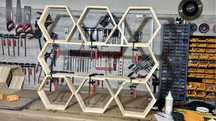 Raft hexagon din lemn masiv, tratat sau vopsit