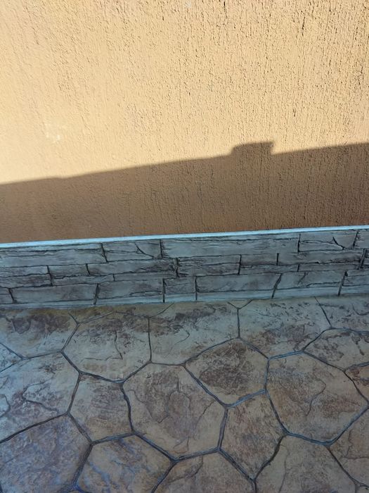 Beton amprentat . Pret 130 -140 Ron/mp Toate materiale si manopera .