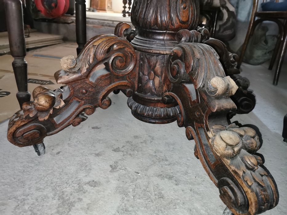 De vânzare mese vechi cu sculptură deosebită