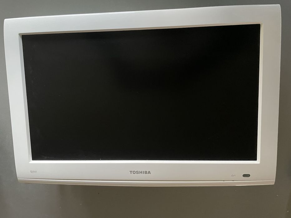 Телевизор Toshiba 22’ бял бонус стойка стена