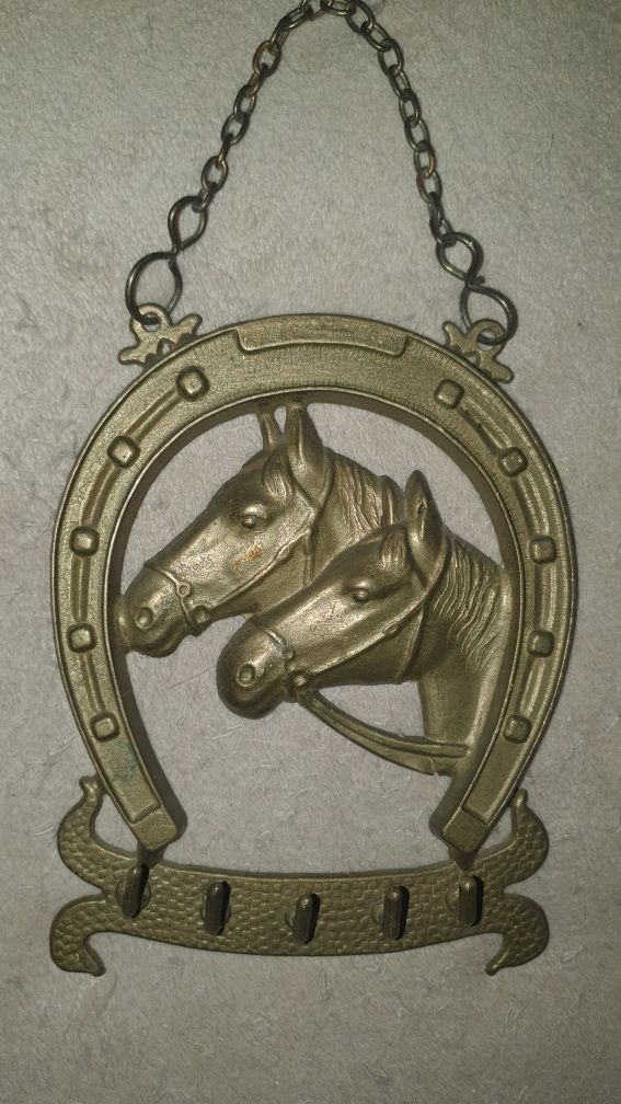Cuier ptr chei , din bronz , in forma de potcoava cu 2 cai