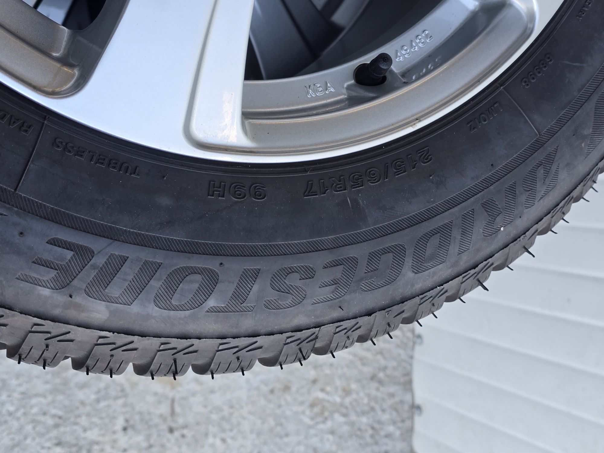 4 Броя 215/65/17 Bridgestone 2x7,8mm 2x6,5mm
