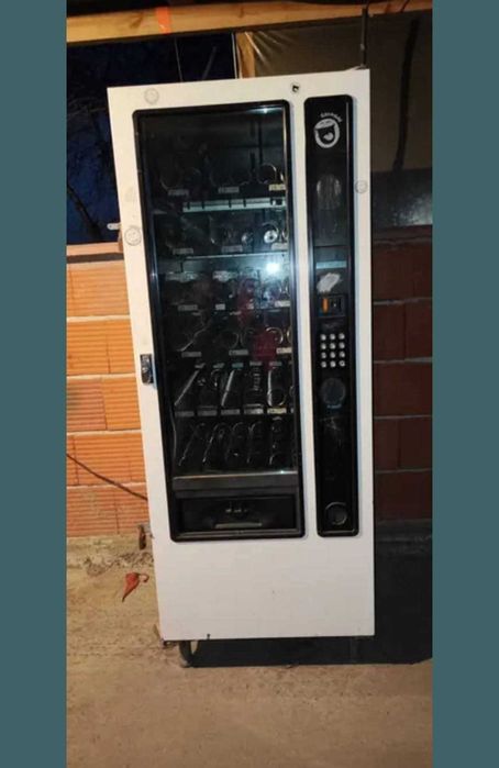 Вендинг машина за пакетирани стоки и безалкохолни напитки