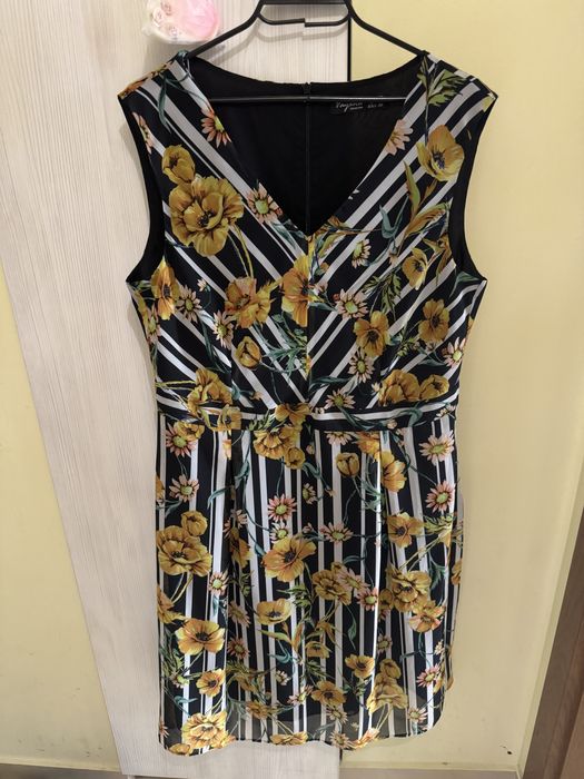 Черна рокля с цветя