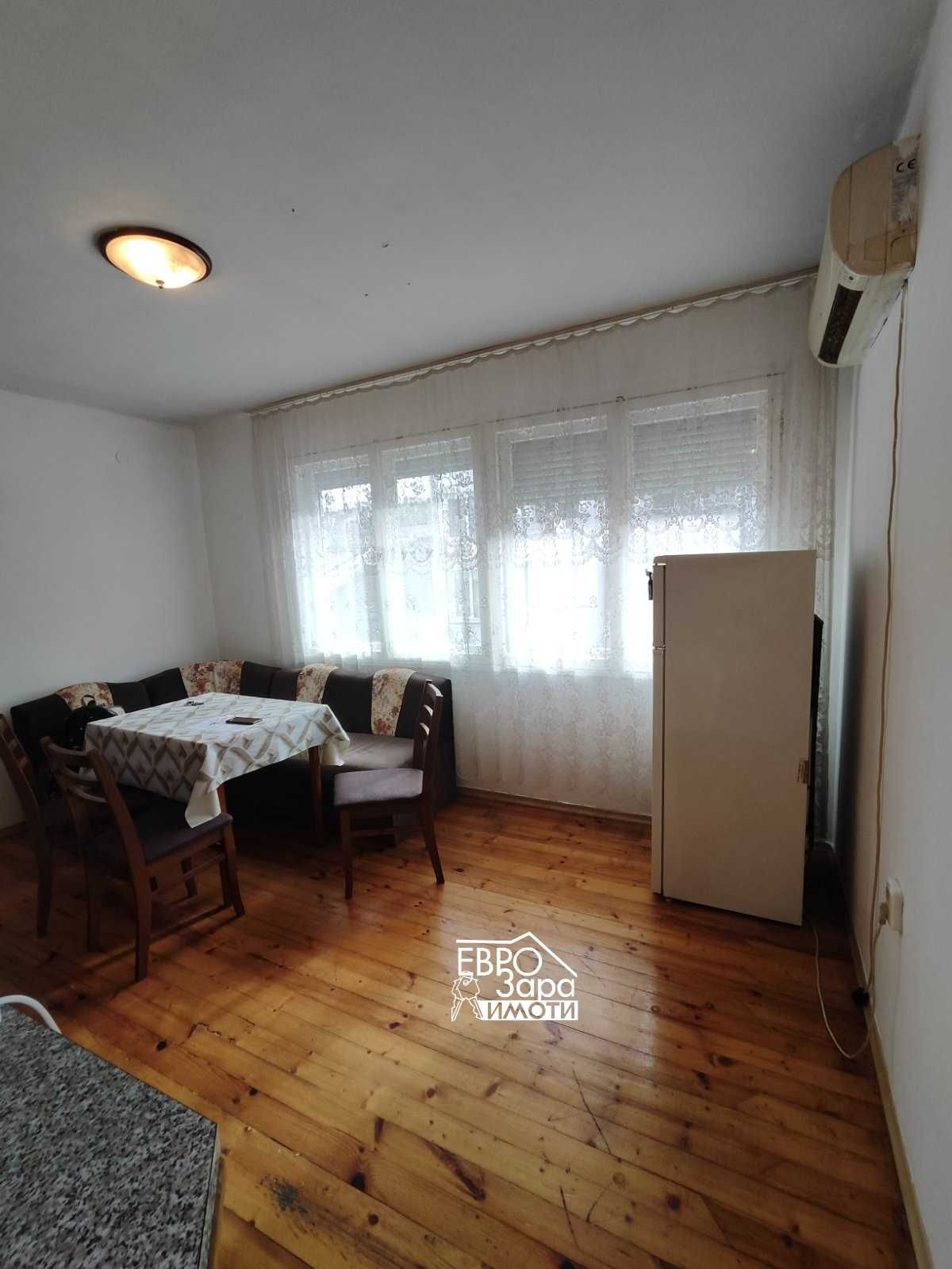 Тристаен, обзаведен апартамент с гараж за продажба в кв.Ремиза